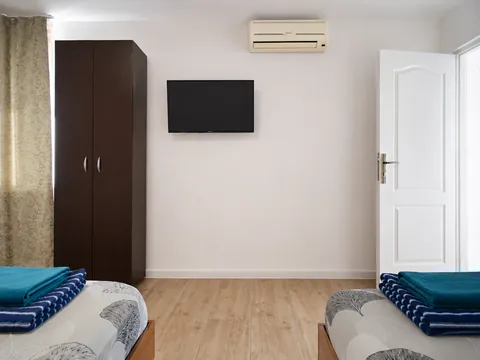 Cameră cu dulap și aer condiționat