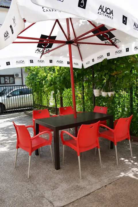 Masă și scaune sub umbrelă